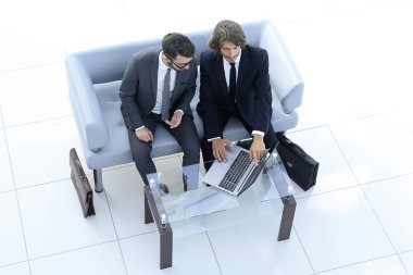 dizüstü bilgisayarda veri tartışırken iş arkadaşları.