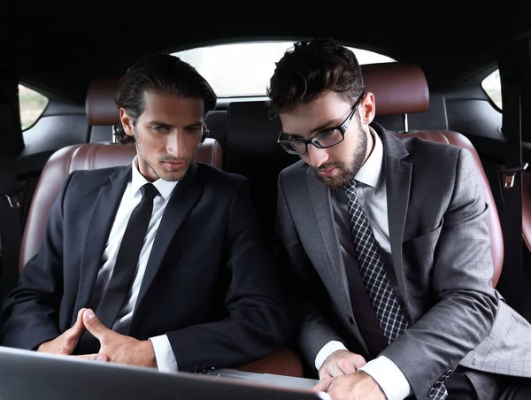 車の中に座って話している 2 つのビジネスマン — ストック写真