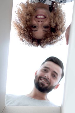 Yakın çekim görünümünü karı koca kutunun içini arıyor.