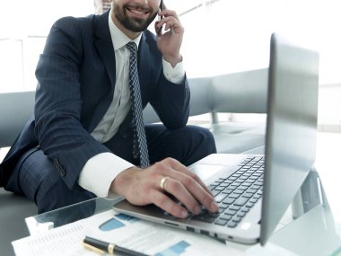 ön plan işadamı Smartphone'da konuşuyor