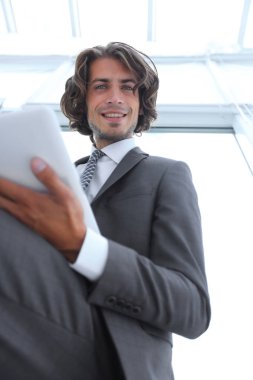 portre .businessman tablet üzerinde çalışan.