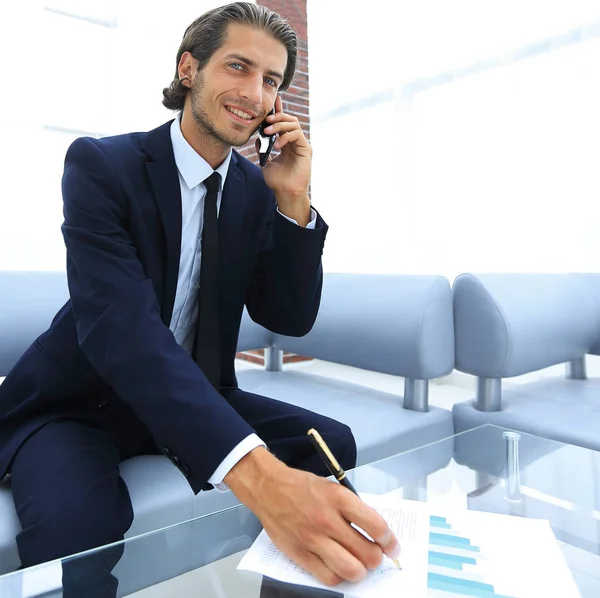 Zakenman werkt in zijn kantoor — Stockfoto