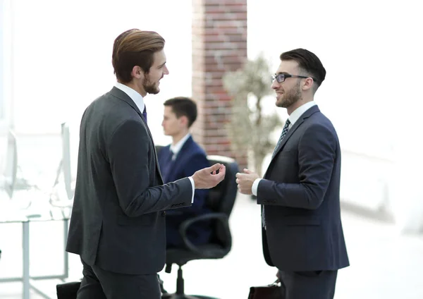 Twee werknemers in het bedrijfsleven pakken werk in een conferentiezaal — Stockfoto