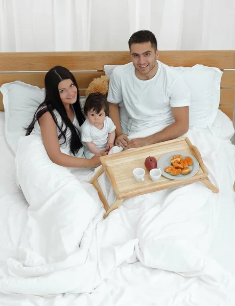 Los Padres Están Sentados Cama Con Niño Desayunando Casa — Foto de Stock