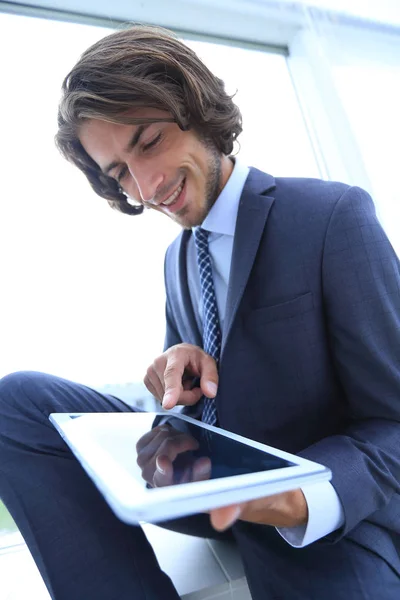 Retrato de empresário bem sucedido que trabalha no computador tablet . — Fotografia de Stock