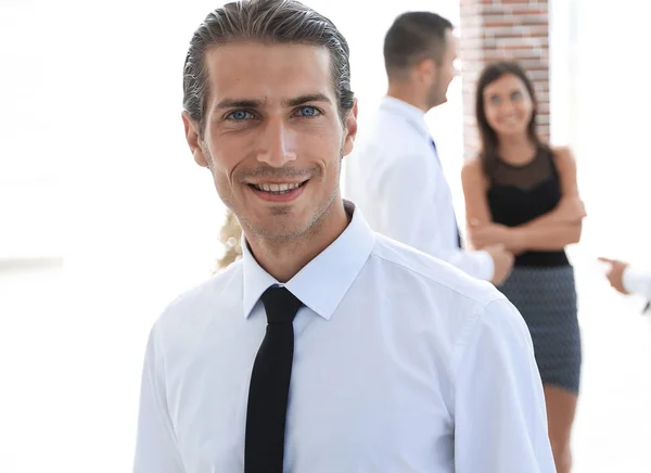 Retrato de empresario exitoso sobre fondo borroso — Foto de Stock