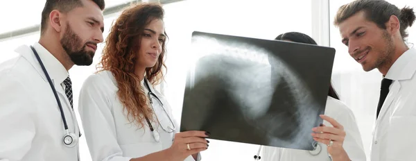 Trabalhadores médicos olhando para os pacientes filme de raios-x — Fotografia de Stock