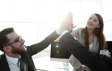 İş adamları birbirlerine beşlik çakıyor.