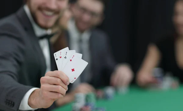 Игрок в казино с комбинацией из четырех тузов . — стоковое фото