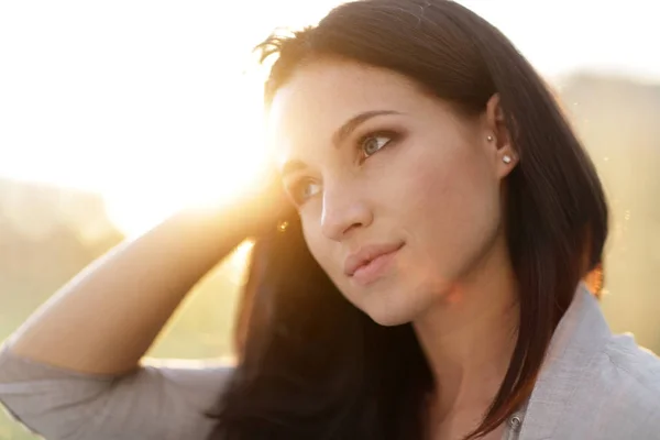 Nahaufnahme. moderne junge Frau auf dem Fußboden sitzend. — Stockfoto