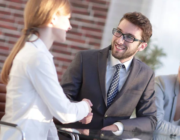 Vriendelijke handdruk tussen collega's op kantoor — Stockfoto