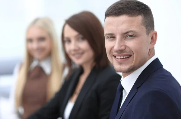 Nahaufnahme von Geschäftsleuten, die bei einem Meeting im Konferenzraum sitzen. — Stockfoto