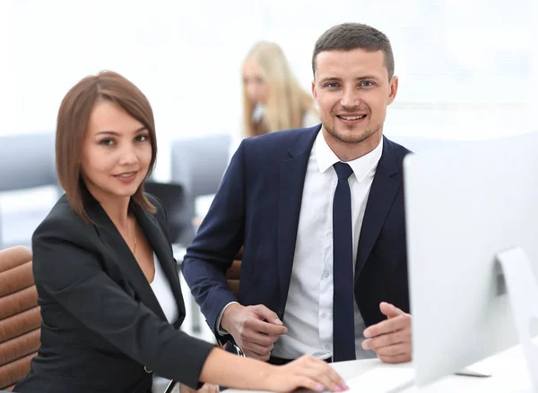 Empleados experimentados de la empresa durante las horas de trabajo — Foto de Stock