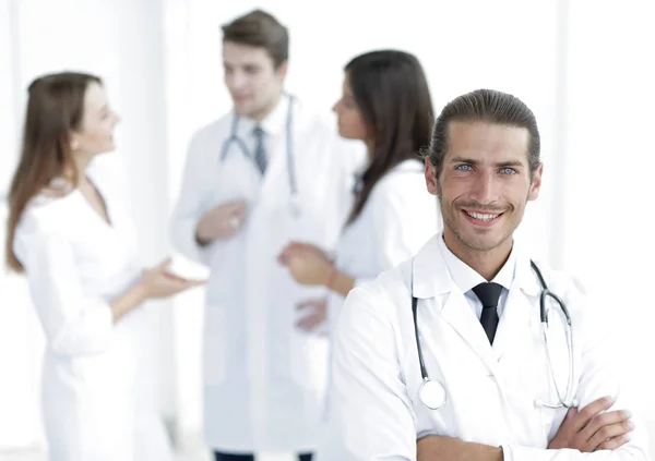 Terapeuta médico sorridente em fundo turvo . — Fotografia de Stock