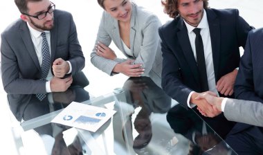 bir iş toplantısında Handshake ortakları