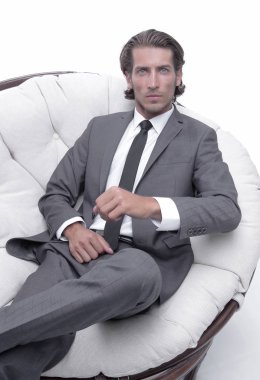 büyük rahat bir sandalyede oturan işadamı