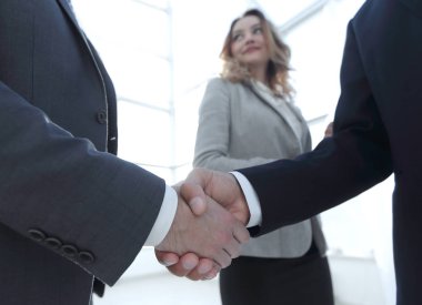 İş adamı tokalaşmasını toplantı odasında kapatın.