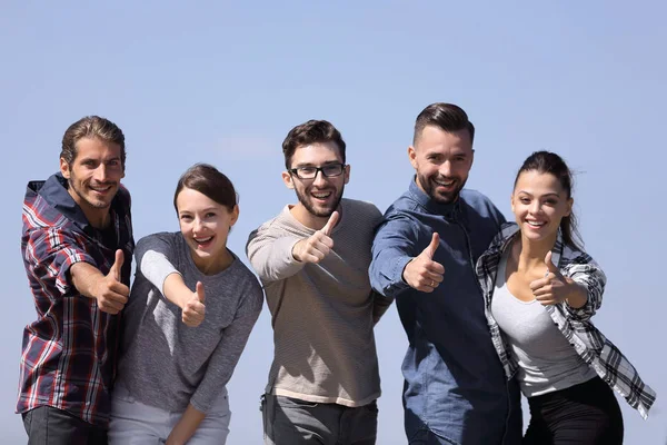 Усміхнена група молодих людей показує великий палець вгору . — стокове фото