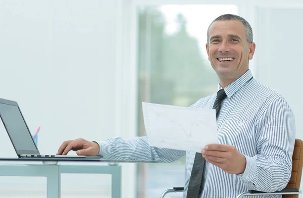 Nahaufnahme. Geschäftsmann sitzt hinter einem Schreibtisch. — Stockfoto