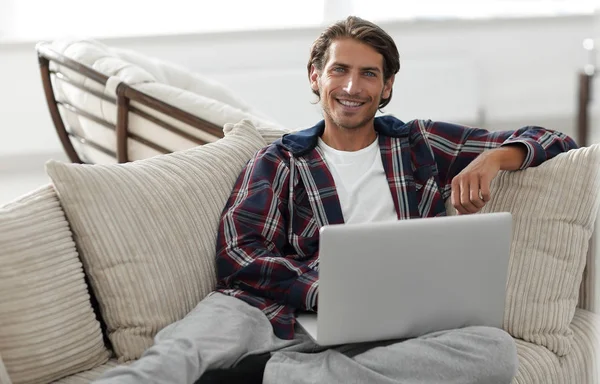 Succesvolle man die op laptop werkt en de camera kijken. van bovenaf bekijken — Stockfoto