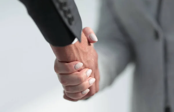 Empresários aperto de mão após reunião de negócios bem sucedida — Fotografia de Stock