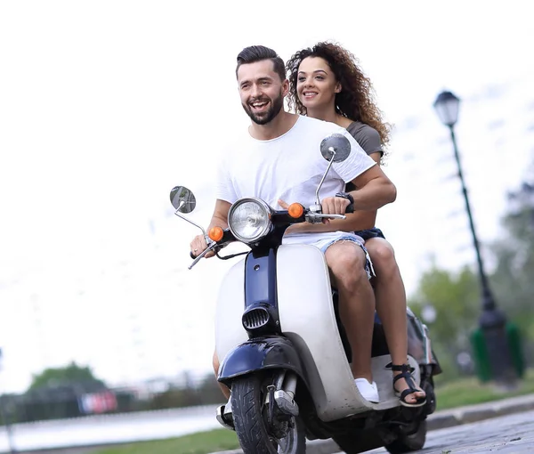 Feliz pareja alegre montando scooter vintage. Concepto de viaje . —  Fotos de Stock