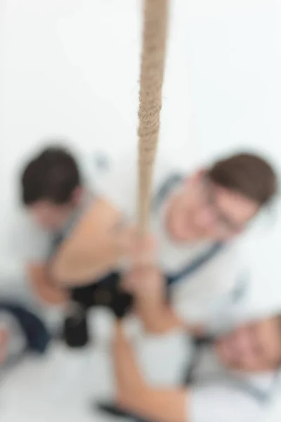 Imagem de fundo é um grupo de trabalhadores se levantando — Fotografia de Stock