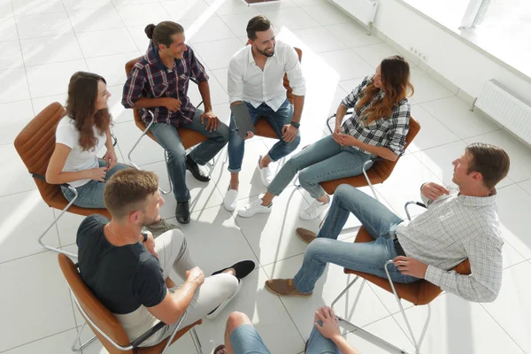 Equipo de negocios celebra una reunión en el vestíbulo de la oficina — Foto de Stock