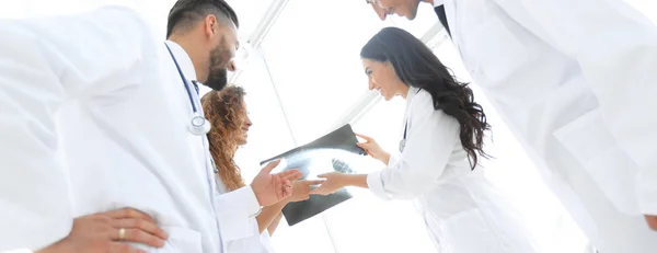 Group of doctors discussing an x-ray — Stock Photo, Image