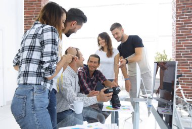 bir grup genç insan yeni fikirler tartışıyor