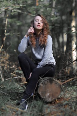 bir oturum açma oturan güzel genç kadın