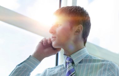 Telefon ofis salonunda konuşurken iş adamı