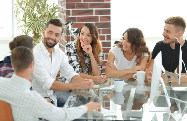 Equipo sonriente discutiendo los problemas actuales —  Fotos de Stock