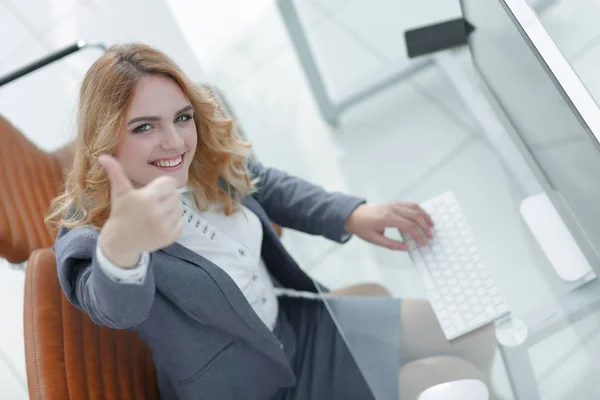 Mulher de negócios mostrando polegar para cima , — Fotografia de Stock