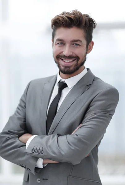 Een jonge man in een grijs pak — Stockfoto