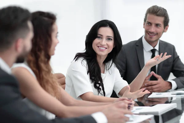 Los empleados discuten temas de trabajo — Foto de Stock