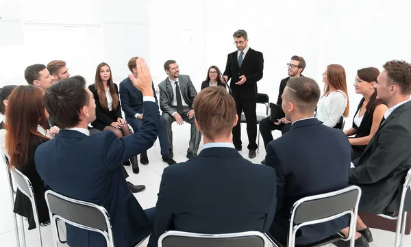 Entrenador hace preguntas a los participantes de la formación . — Foto de Stock