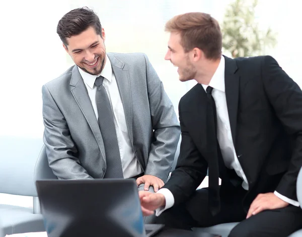 Zwei Kollegen am Laptop sitzen in der Lobby des Büros. — Stockfoto