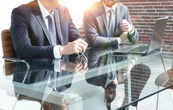 Deux employés qui réussissent assis au bureau — Photo