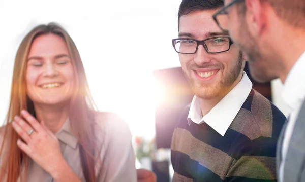 Drei zufriedene Mitarbeiter, die online mit einem Tablet arbeiten — Stockfoto