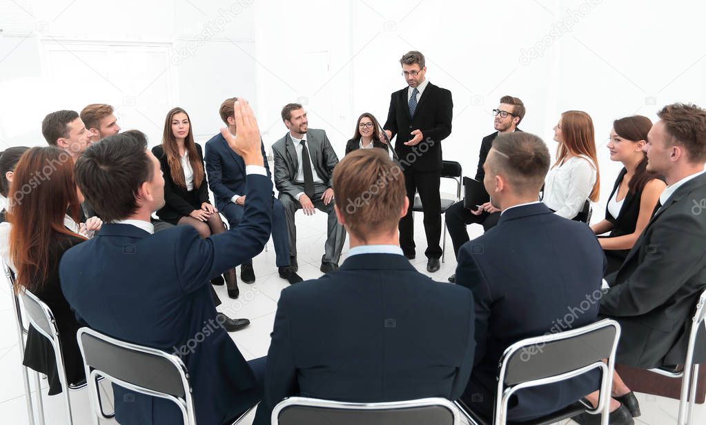 coach asks questions to the participants of the training.