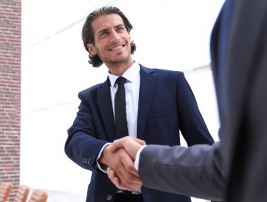 İş ortakları el sıkışarak ortağa hoş geldin diyor