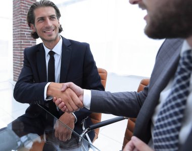 Alt görünümü. iş ortakları emin el sıkışma