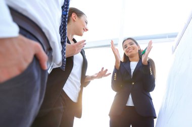 flipchart üzerinde bir marker ile işaret iş kadını