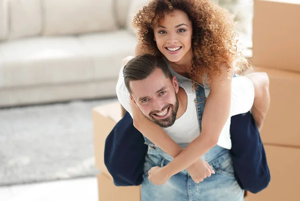 Retrato de um casal apaixonado em um novo apartamento vazio . — Fotografia de Stock