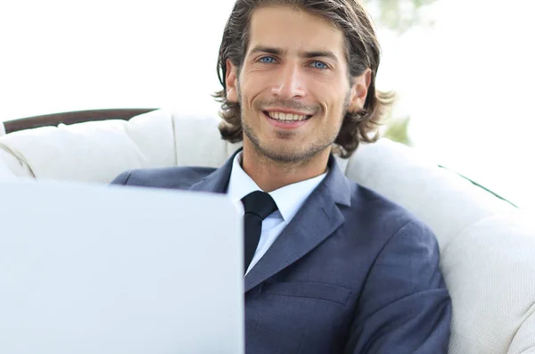 Close-up Portret mężczyzny udanego biznesu z laptopem. — Zdjęcie stockowe