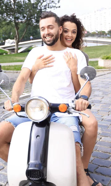 Visão lateral de comprimento total do casal feliz andando na moto retro — Fotografia de Stock