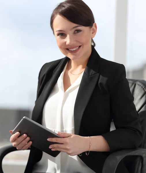 Close-up de uma jovem empresária bem sucedida sentada em uma mesa . — Fotografia de Stock