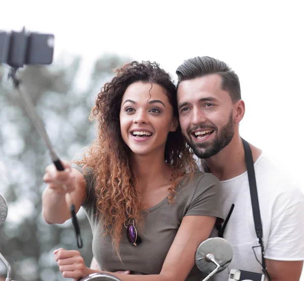 Masculino e feminino em scooters motorizados em uma cidade . — Fotografia de Stock