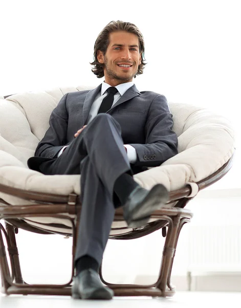 Αυτοπεποίθηση επιχειρηματία που κάθεται σε μια μεγάλη άνετη καρέκλα. — Φωτογραφία Αρχείου